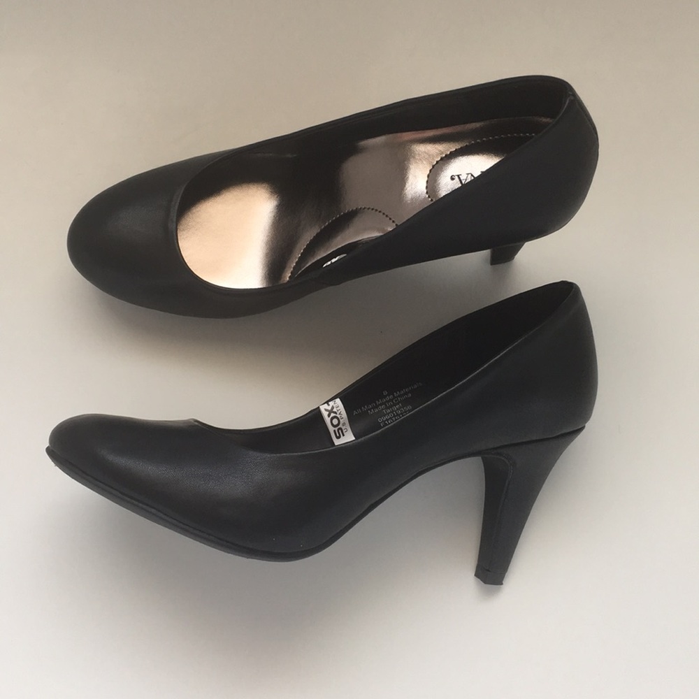 Black high heel pumps